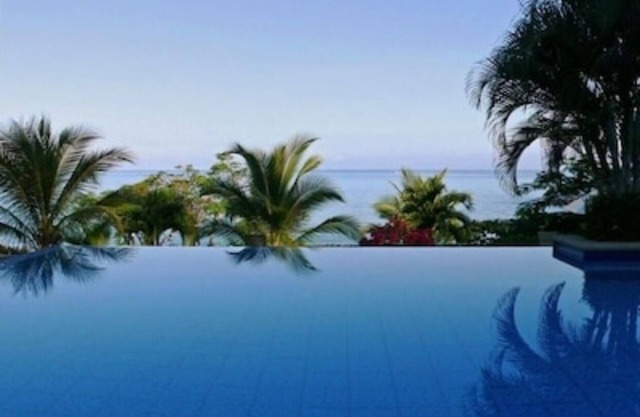 Preciosa villa con impresionantes vistas, una hermosa playa y dos piscinas infinitas