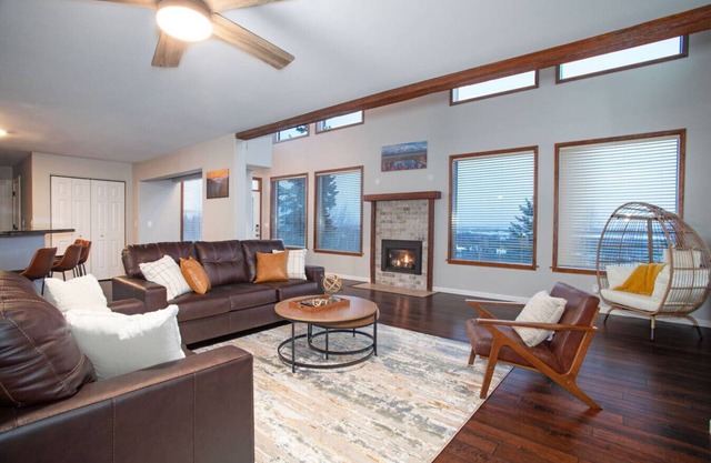 Luxurious Retreat w/ Breathtaking Views & Aurora