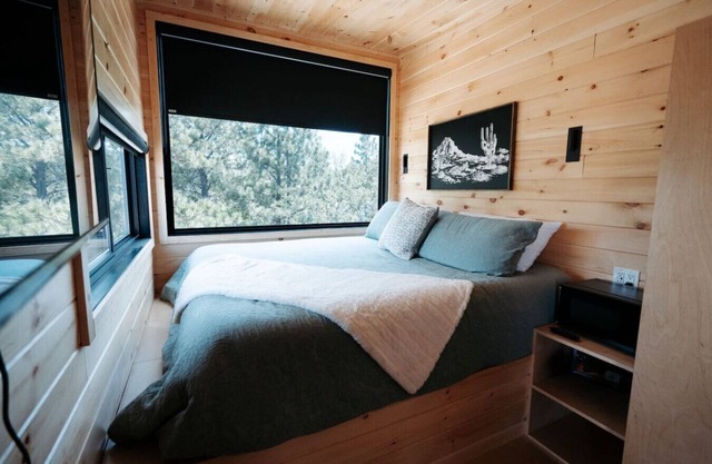 Luxurious, Riverside Chalet! Romantic Mountain Views