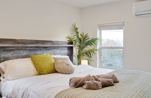 Luxurious romantic suite w/ King Bed, Center City, Fitshtown, Couples, Free WIFI