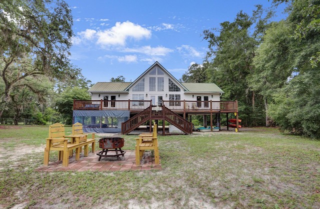 Luxurious Stay overlooking the beautiful Suwannee River! 3 bed/3 bath House!