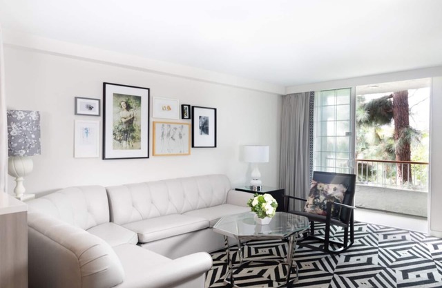 Luxurious Stay with Rooftop Swimming Pool in LA! Near Los Angeles County Museum!
