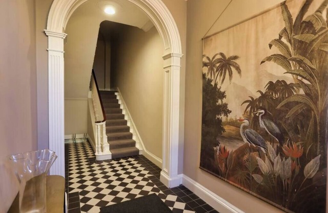 Luxurious & Stylish Period Apartment, Dublin 2