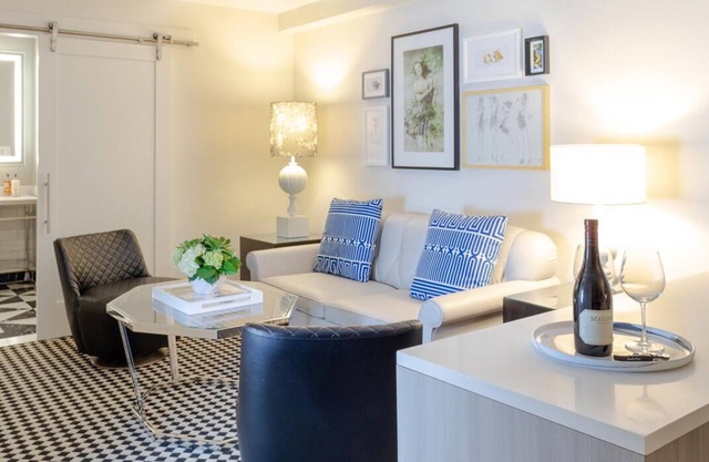Luxurious Suite Near Hollywood Museum! Rooftop Pool, Pet-friendly, Balcony!