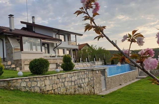 Luxurious Sunset Villa with Pool