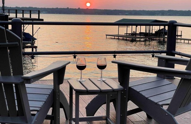 Luxurious, Tranquil, 4BR Lakefront Villa