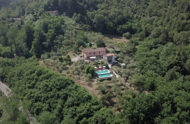 Villa de lujo con piscina privada y vistas impresionantes de las colinas de los alrededores