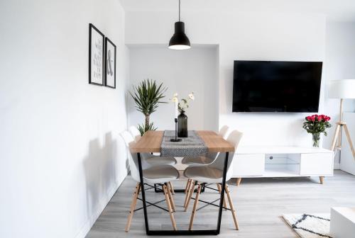 Luxurious Two Bedroom Apartment with Private Parking