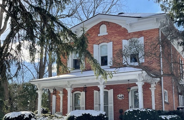 Luxurious Victorian Home perfect for getaway! Sleeps 9, hot tub/sauna, fireplace