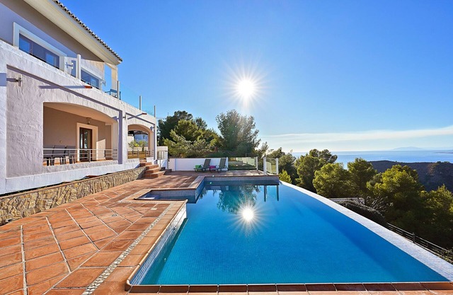 Luxurious villa -- 7 min from the beach!
