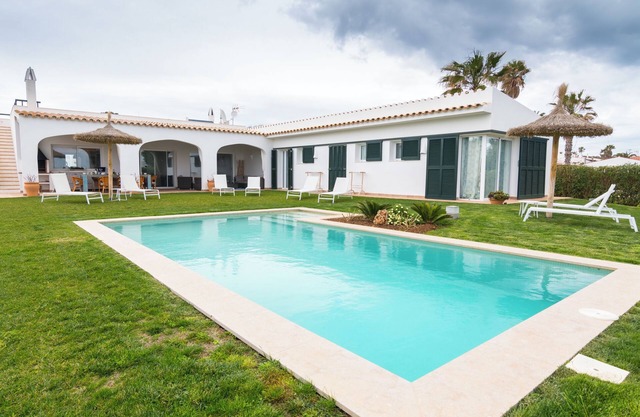 Lujosa villa "Binimigi" con vistas al mar, terraza y piscina privada