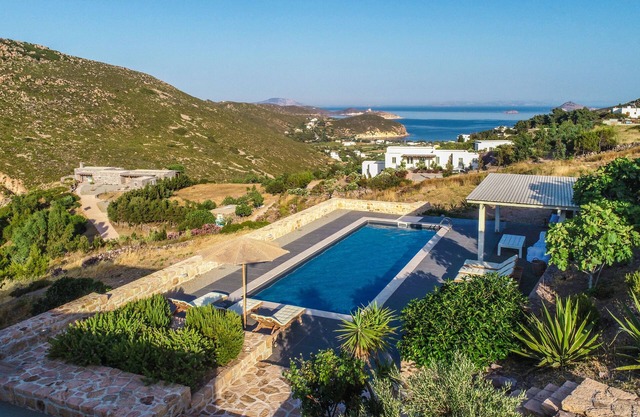 Casa de lujo con piscina y cocina mediterránea.