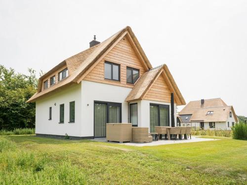 Luxurious villa for 8 people in De Cocksdorp, on the beautiful Wadden island of Texel