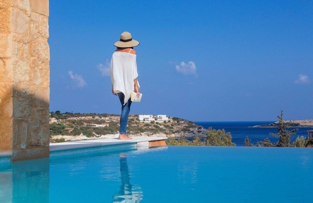 Luxurious Villa Sea View,Jacuzzi, Outdoor Hot Tub