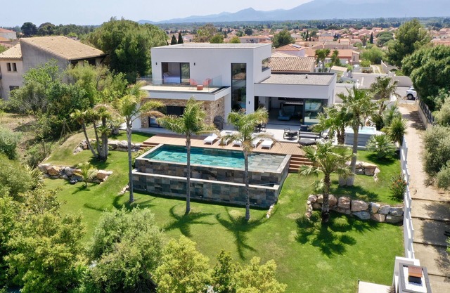 Luxurious villa with pool, jacuzzi and exceptional view! 5 minutes from the beach