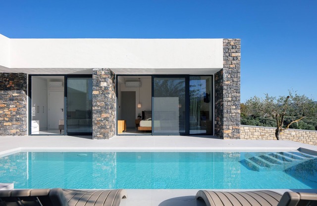 Luxurious villa with a large pool, 750m from the beach.