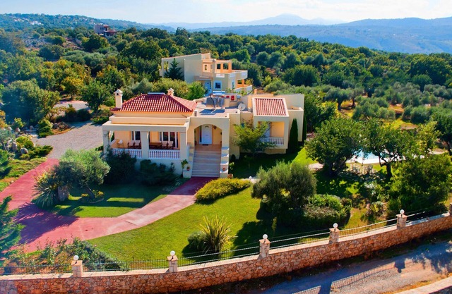 EXCELENTE VILLA CON VISTAS AL MAR Y PISCINA PRIVADA (VILLA DELENI)