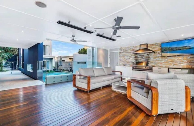Luxurious Waterfront 5Brm Canal Home Caloundra