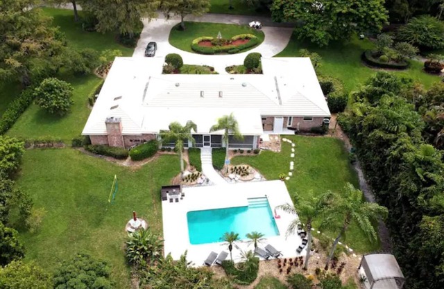 Luxurious Waterfront House w/ Pool Gym Kayaks
