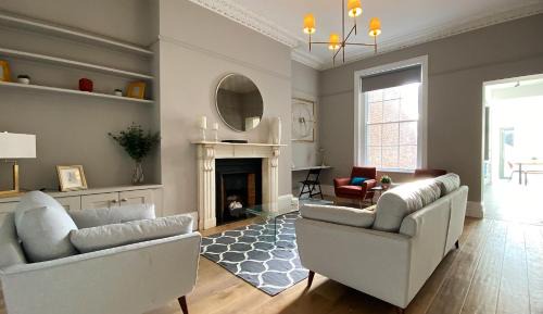 Luxuriously large period D2 property of character