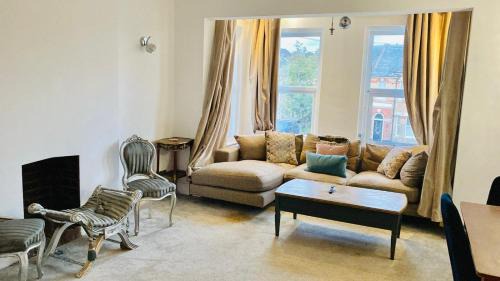 Luxury 1 bed Bournemouth Walk to Beach Poole King bed