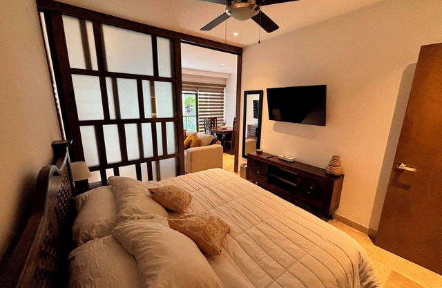 Luxury 1-Bedroom Condo Near Beach & 5th Ave – Rooftop & Amenities