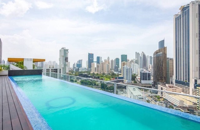 Luxury 1 bedroom apt with free parking