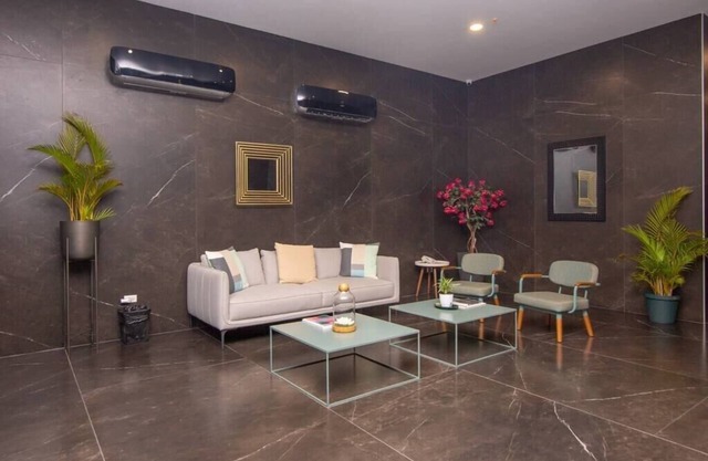Luxury 1 bedroom apt with free parking