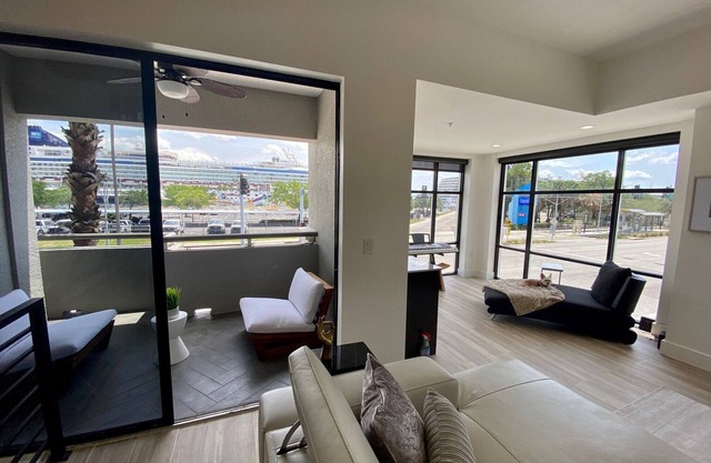 Luxury 1 Bedroom Channelside Condo Private Walk Up Garage 4 mins to Amelia Arena