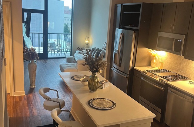 Luxury 1-bedroom condo with skyline city view with patio and balcony access