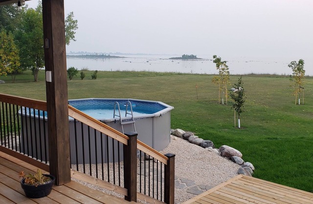 Luxury 1900sf lake front cottage c/w game room, hot tub, pool, near golf course