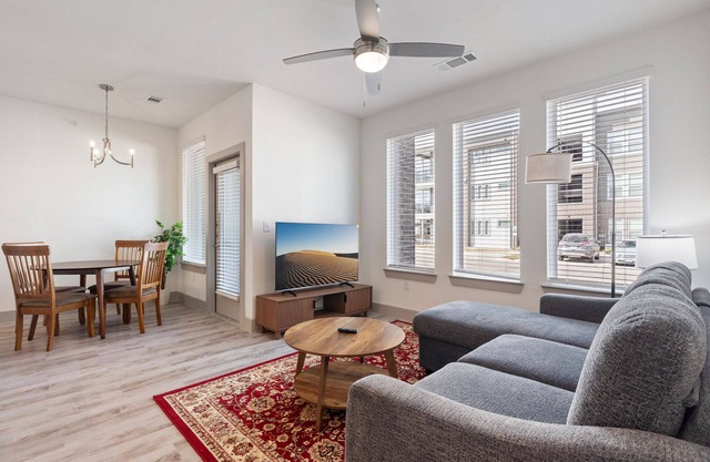 Luxury 1BD/1BA Near The Airport 3888