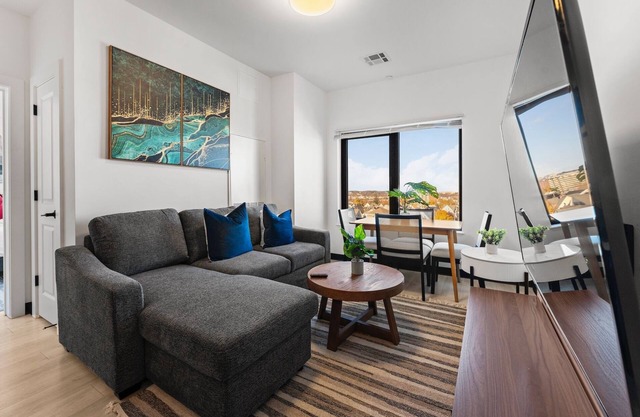 Luxury 1BR Close to Boston 9627