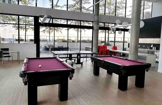 Luxury 1BR Gastown Condo | Water Views + Contactless Check-In | Parking Nearby