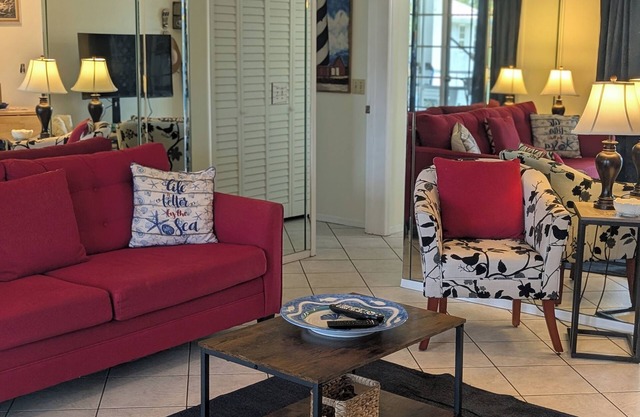 Luxury 1BR King Condo, Private Lanai, Pet-Friendly - Clothing Optional