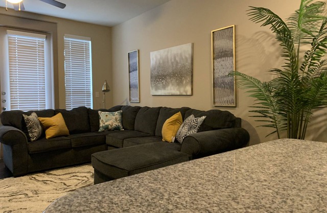Luxury 1BR w/King Size Bed in Perfect Location