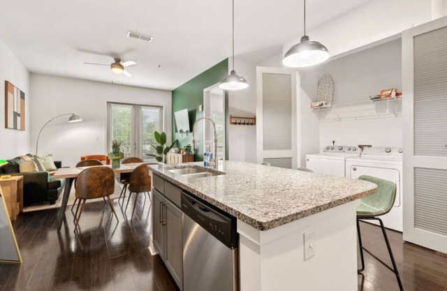 Luxury 1BR w/Terrace & Parking by Beltline