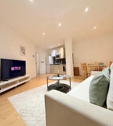 Luxury 2 Bed 2 Bath Apartment In Battersea - Sleeps 6