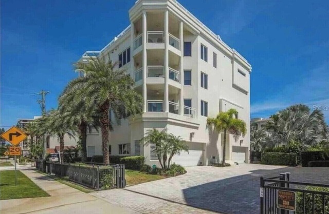 Luxury 2 bed & 2 bath Villa. Next to Siesta Key Village and beach access 5.