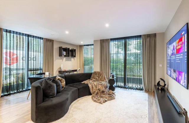 Luxury 2 bed apartment, Chelsea.
