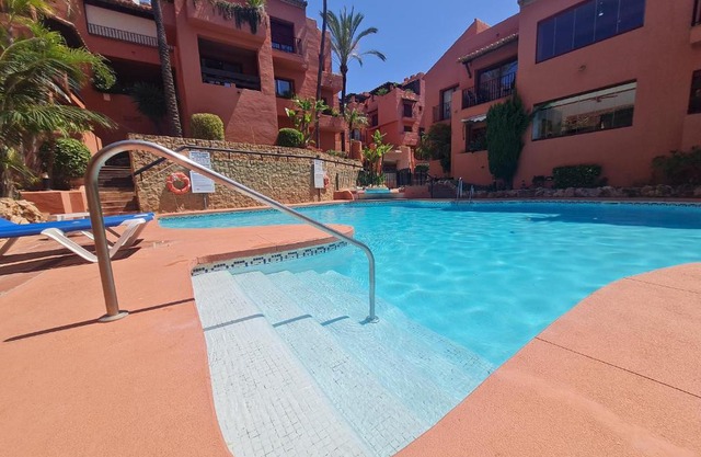 Luxury 2-Bed Apartment Elviria - Pool Sauna & gym