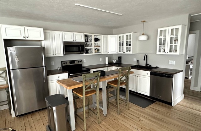 Luxury 2 bed apt in Northport! Walk to everything (next door to Plover apt)