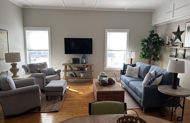 Luxury 2 bed apt in Northport! Walk to everything (next door to Piper apt)