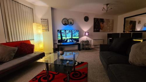 Luxury 2 bed Apt with Free Wi-Fi & Parking