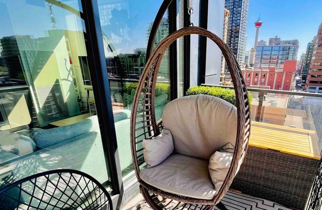 Luxury 2 Bed, Private XL Balcony Downtown, Free Parking