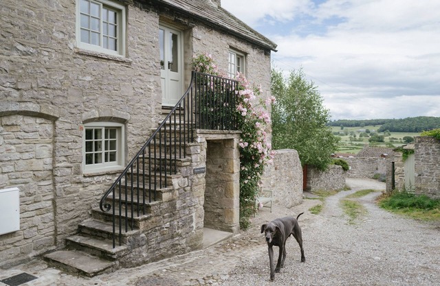 Luxury 2 bed village retreat with 4 pubs & garden with views