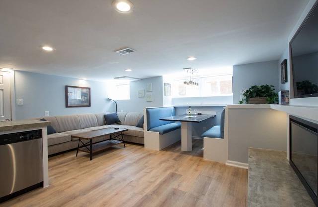 Luxury 2 bedroom apartment w/ free parking