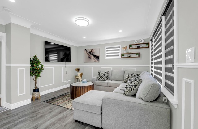 Luxury 2 bedroom apartment in south Windsor, 2 minutes from Ambassador bridge.