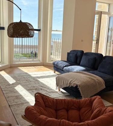 Luxury 2 Bedroom Apartment with Full Seaview's
