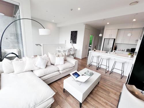 Luxury 2 Bedroom Apartment with cocktail bar and espresso machine